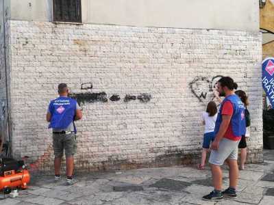 Rimuovono manifesti abusivi, raccolgono rifiuti gettati per strada e cancellano le scritte che deturpano i muri della citt�. Sono i cento volontari del "Retake Bari", movimento che da cinque anni si adopera per salvaguardare il decoro urbano del capoluogo pugliese
